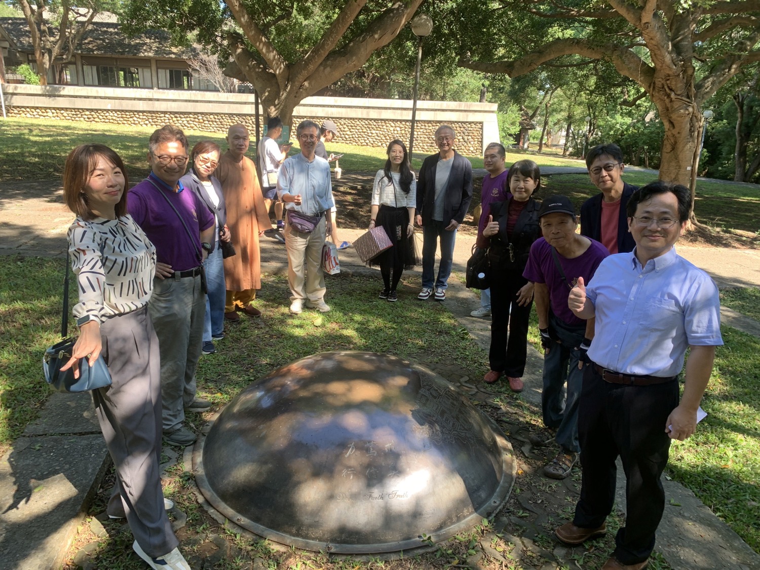 ▲姜文斌主任帶領部分系友散步文理大道。右二後為林久絡教授。