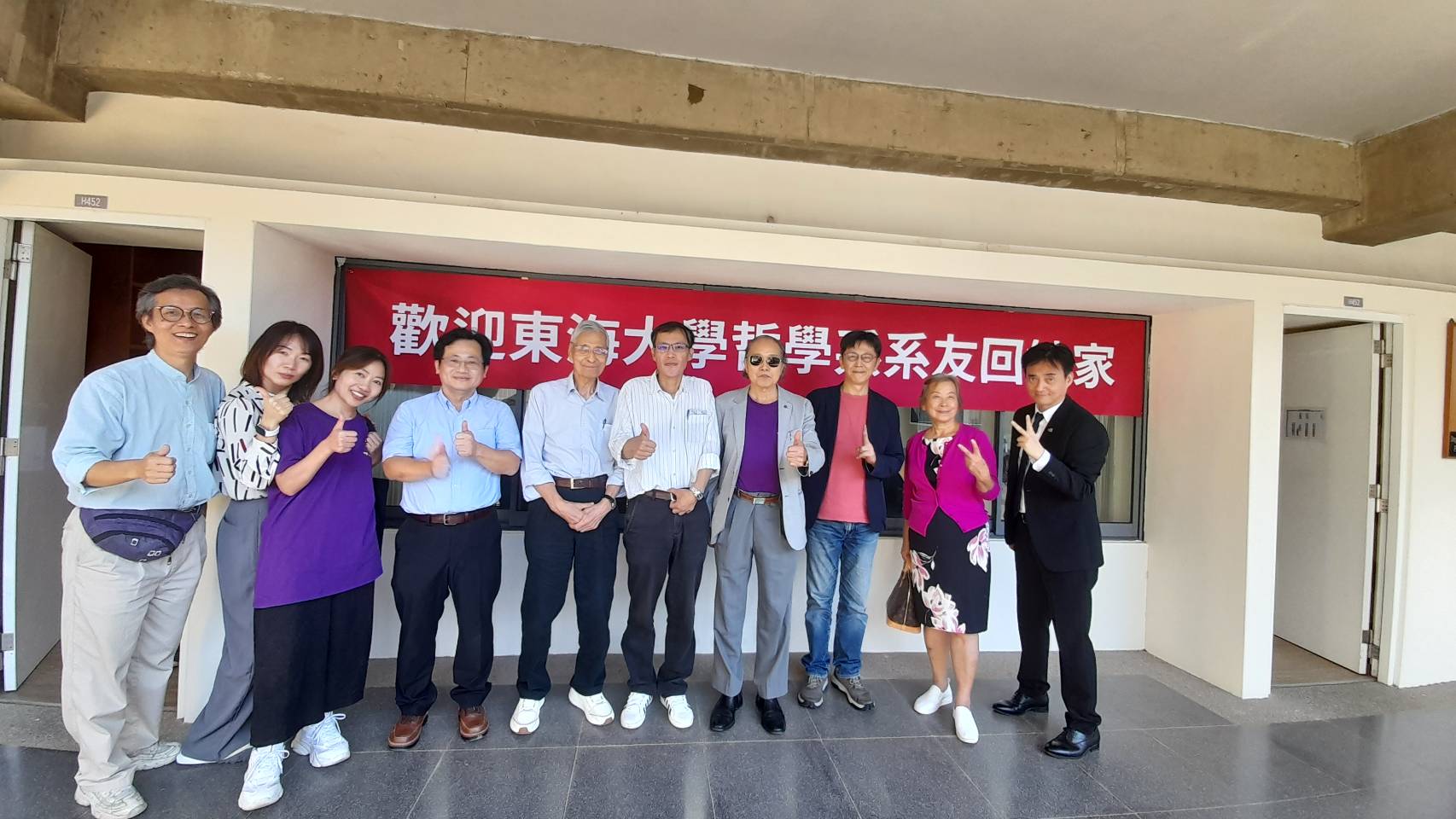 ▲左四起姜文斌主任、魏元珪教授、蔡家和教授。前彰化校友會會長林誠志、林久絡教授前會長周姮娥、現任會長藍立泓。（照片 / 方浩）