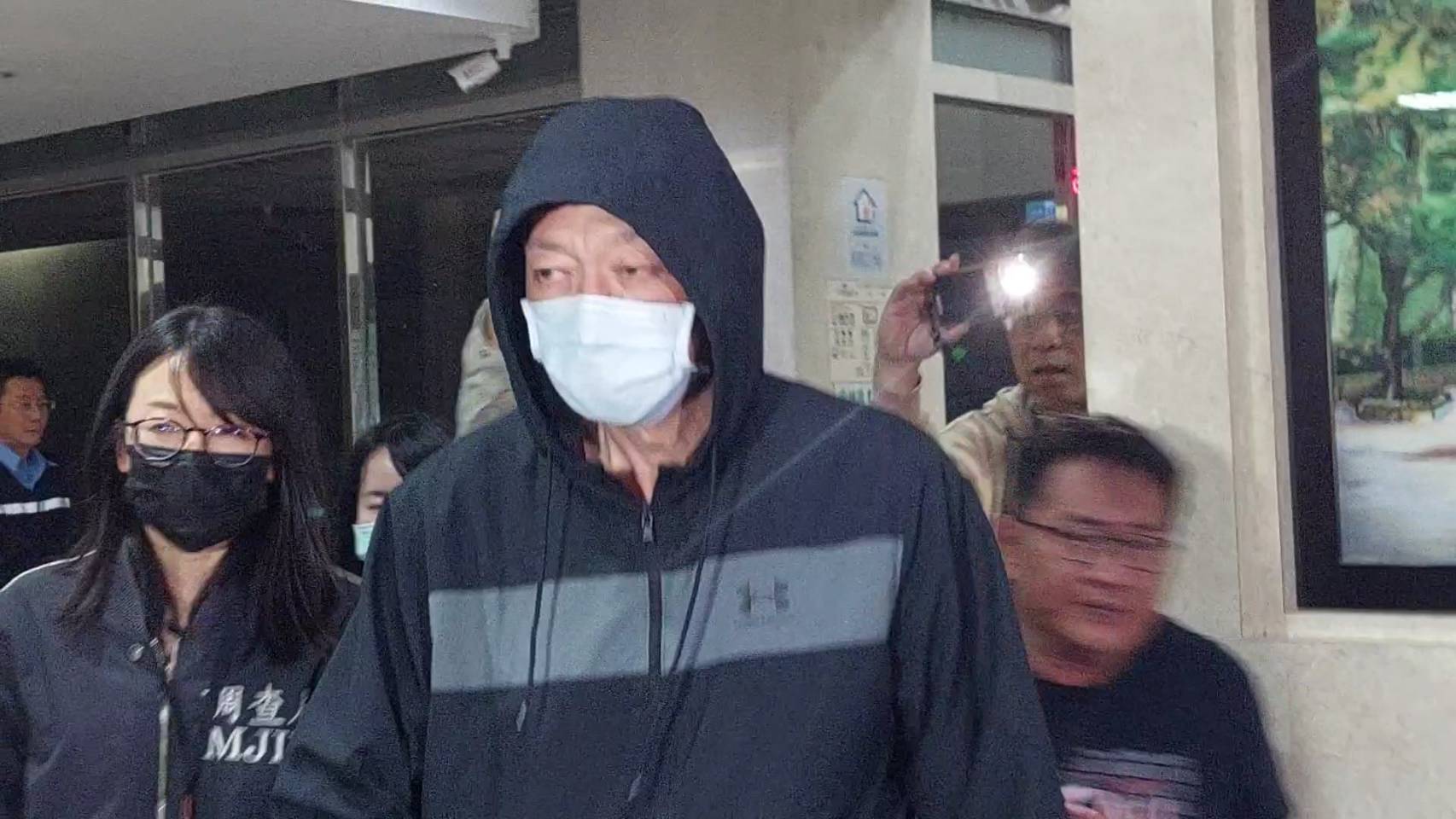 涉嫌包庇色情、賭博業者的松山分局巡官劉維中,經檢察官漏夜訊問後,今天清晨獲諭令50萬元交保。(記者張欽攝影)