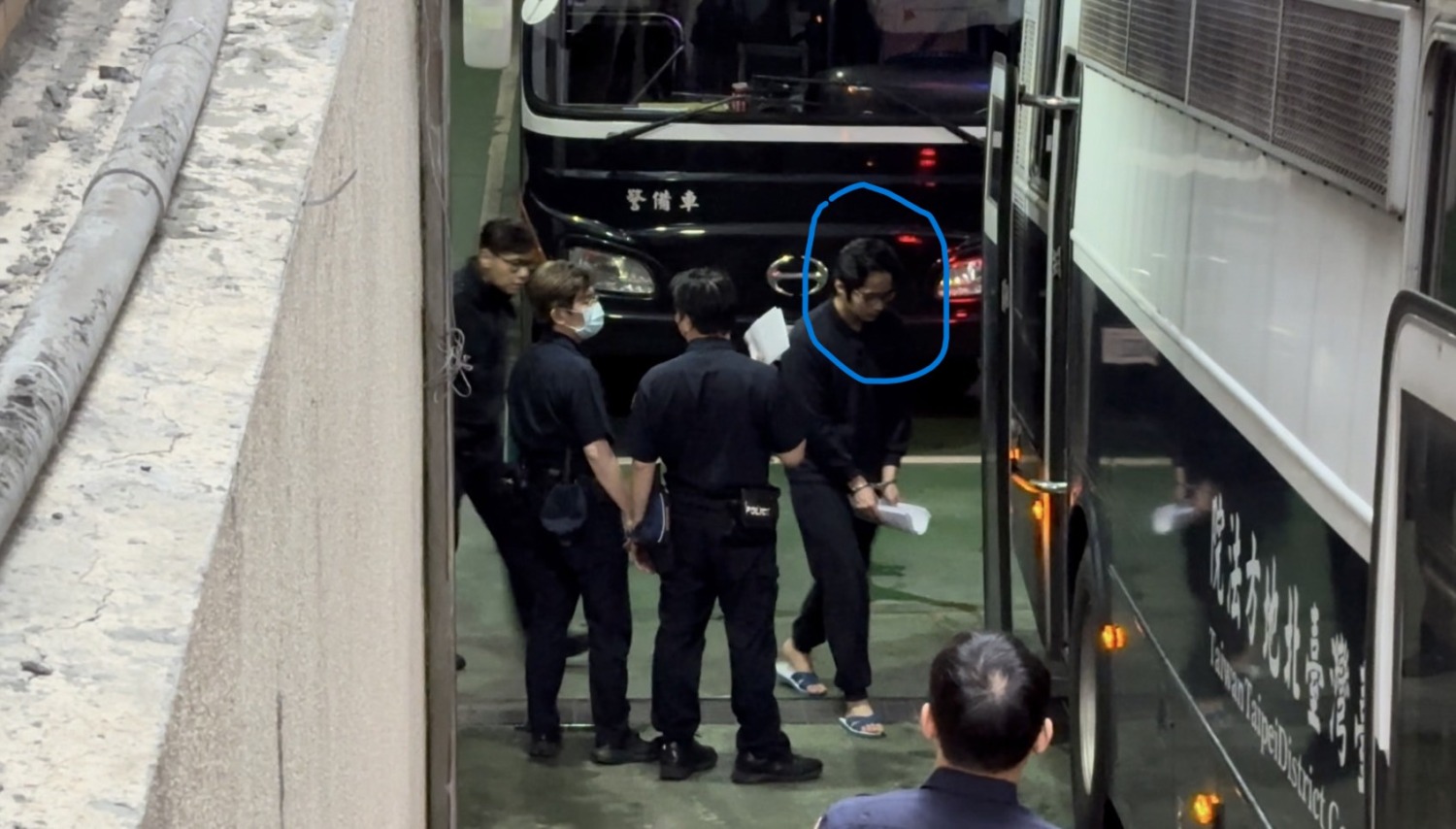 將車手偵訊內容洩密給詐騙集團首腦的律師鄭鴻威,經檢方一審後,遭台北地院裁定續押後上囚車。(記者張欽攝影)