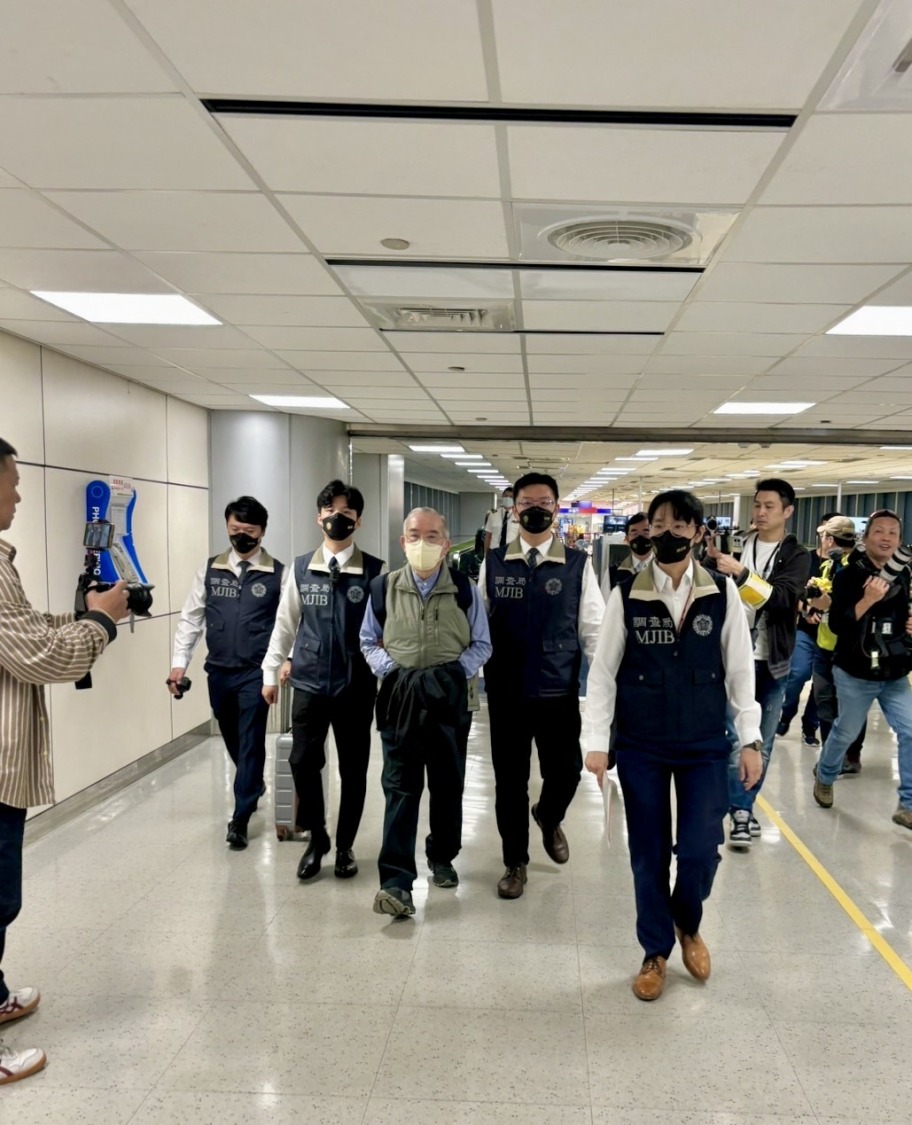 黃立雄(左三)除被控吸金被通緝,還逃漏稅7千於萬元,今早被戴銬押返台灣歸案。(記者張欽翻攝)