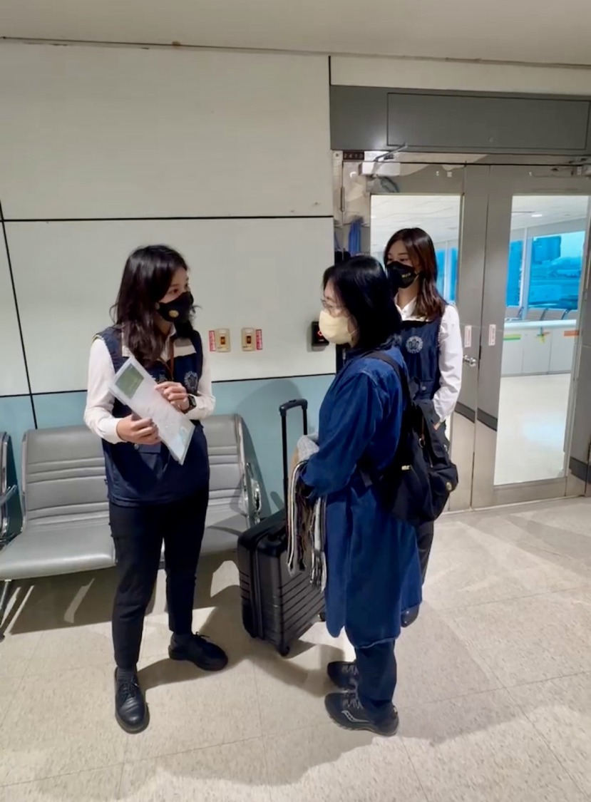 貴婦奈奈的婆婆黃林麗真(中)因詐欺案被通緝,今早被戴銬押返台灣歸案。(記者張欽翻攝)