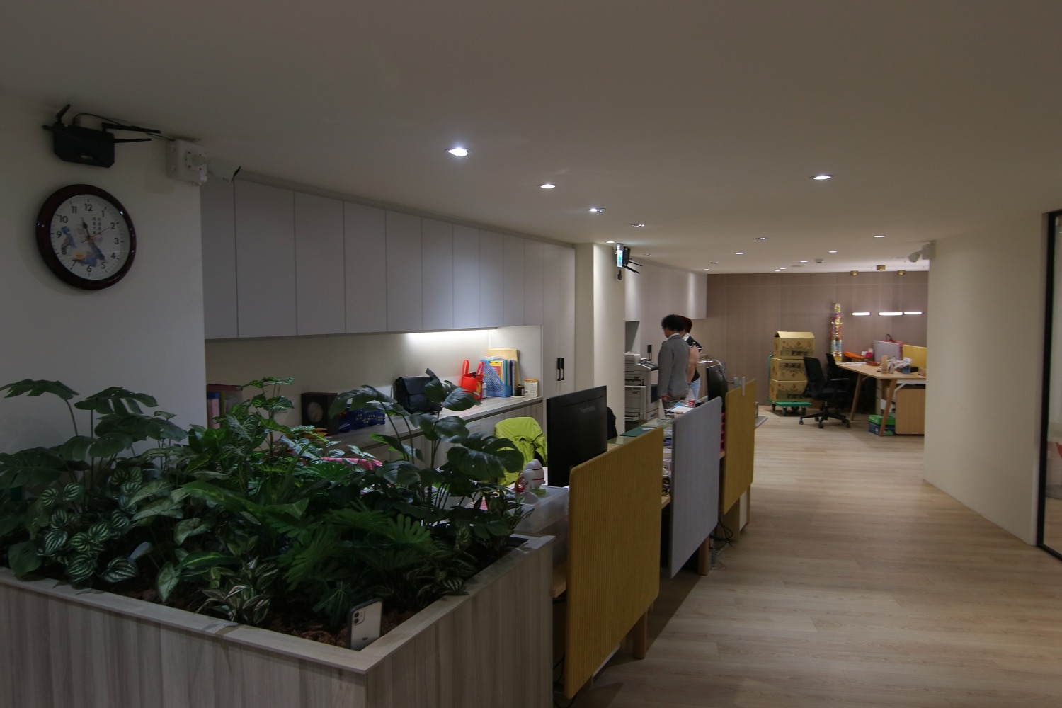 爆料會員表示,翁明哲交由妻子花了638萬裝潢的新會館,室內挑高非常低,很有壓迫感,像補習班改建的。(圖/專案小組攝)