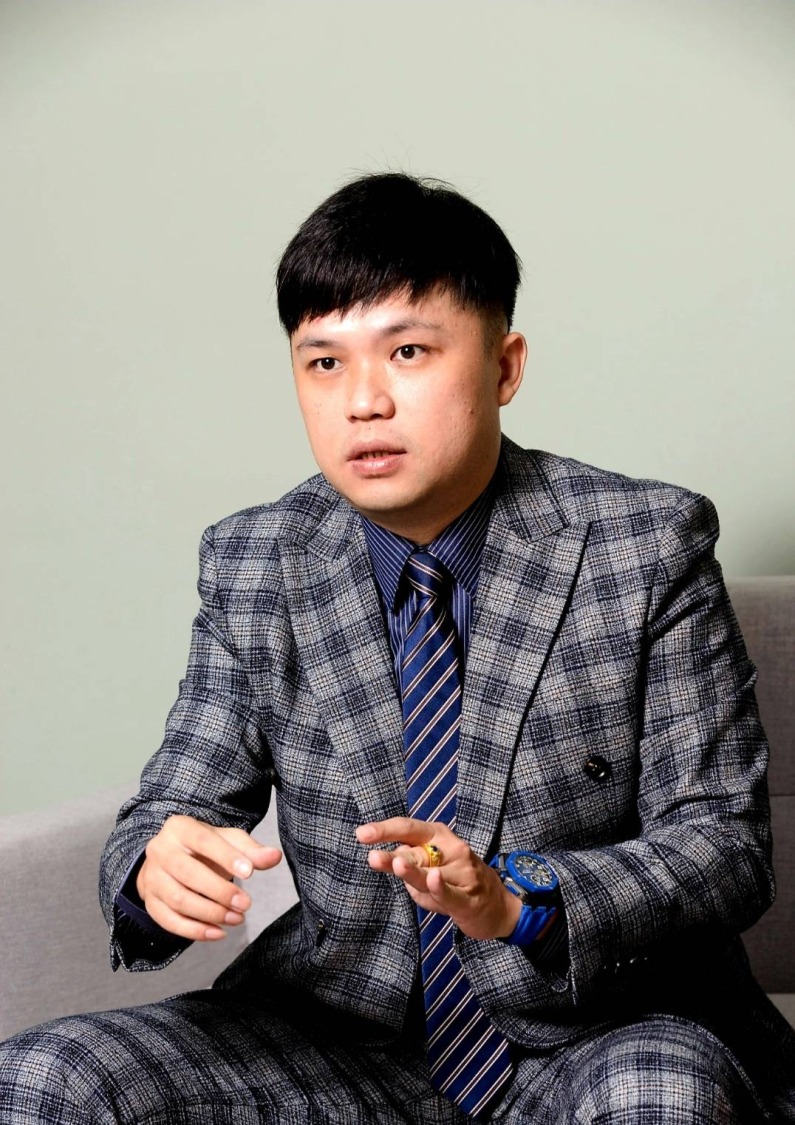 「杰思國際數位科技」創辦人王志演敘述著自己如何從資金盤受詐中翻轉人生。(圖/王志演提供)