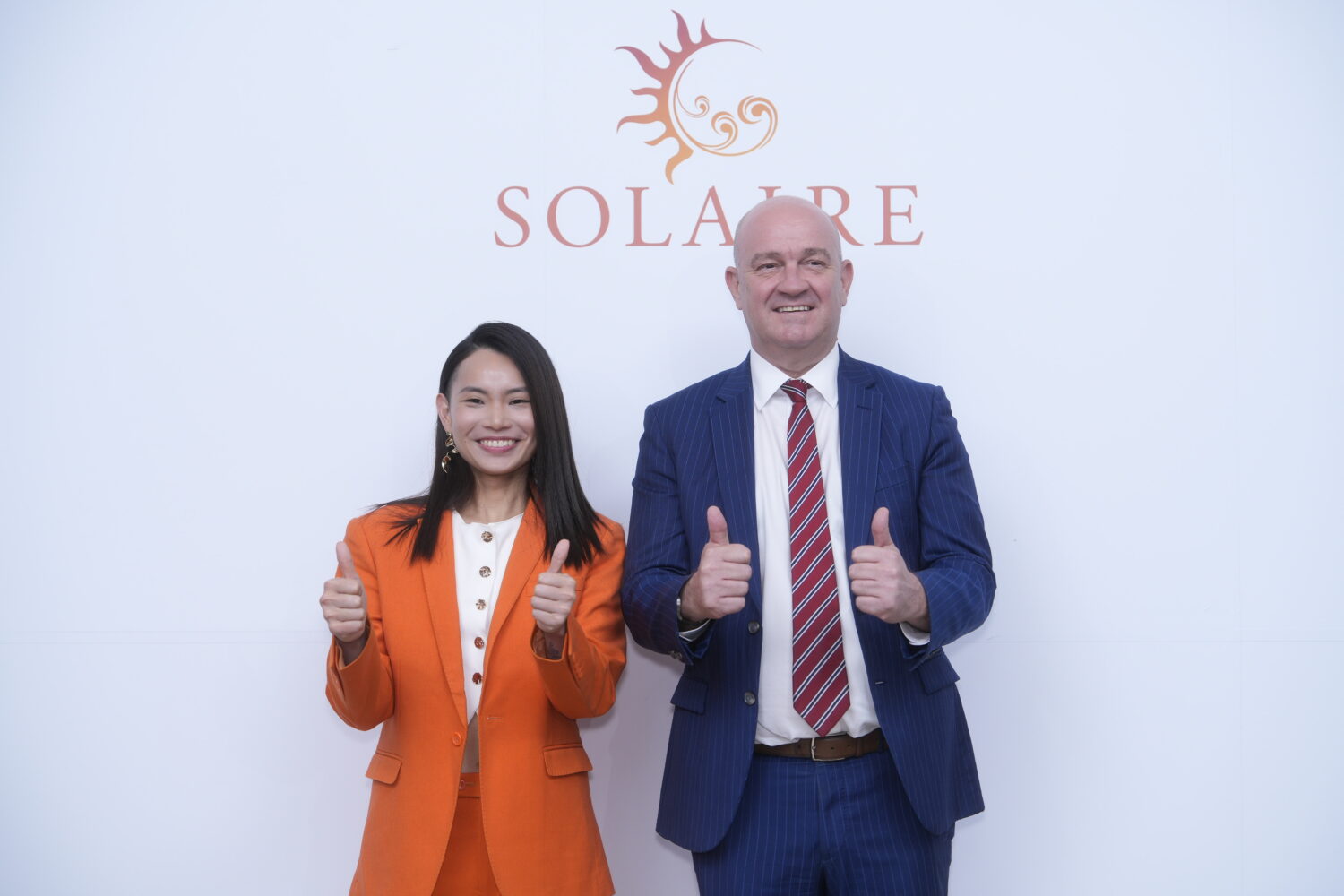 (左)國際知名羽球冠軍戴資穎將擔任 Solaire Resort 2025 年品牌大使(右)Laurence Upton。(圖/Solaire Resort晨麗度假城提供)