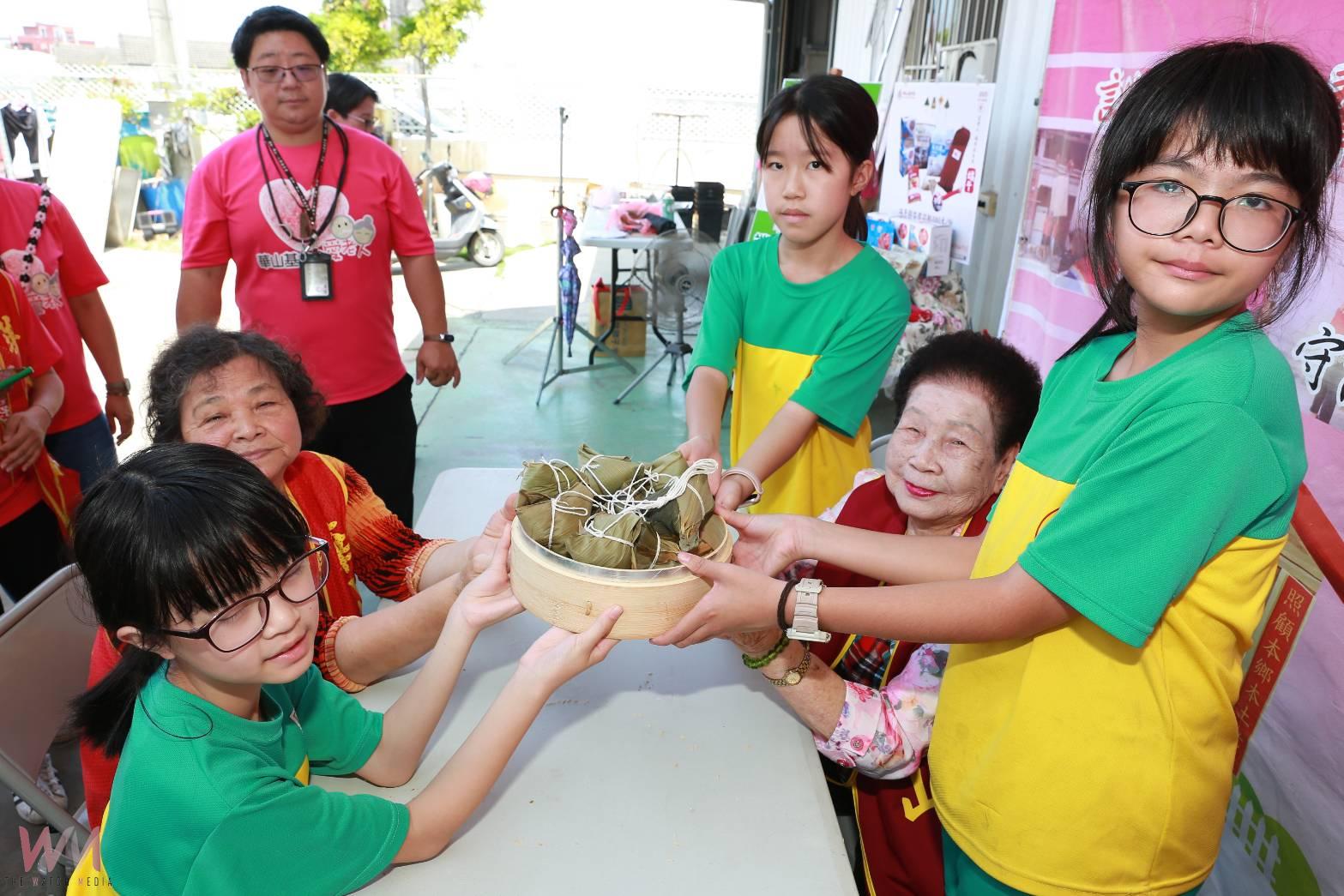 (有影片)/華山基金會舉辦「傳承端午情」 仁豐國小學童體驗敬老惜老 - https://www.watchmedia01.com