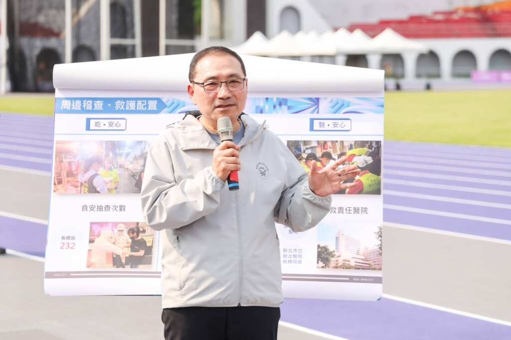 ▲侯友宜視察板一運動場,強調賽事首重「安全」,盼場地不僅符合國際競賽標準,賽事期間的賽務、維安、食安、住安及道安等各面向都能做到最好。(新北市政府提供)