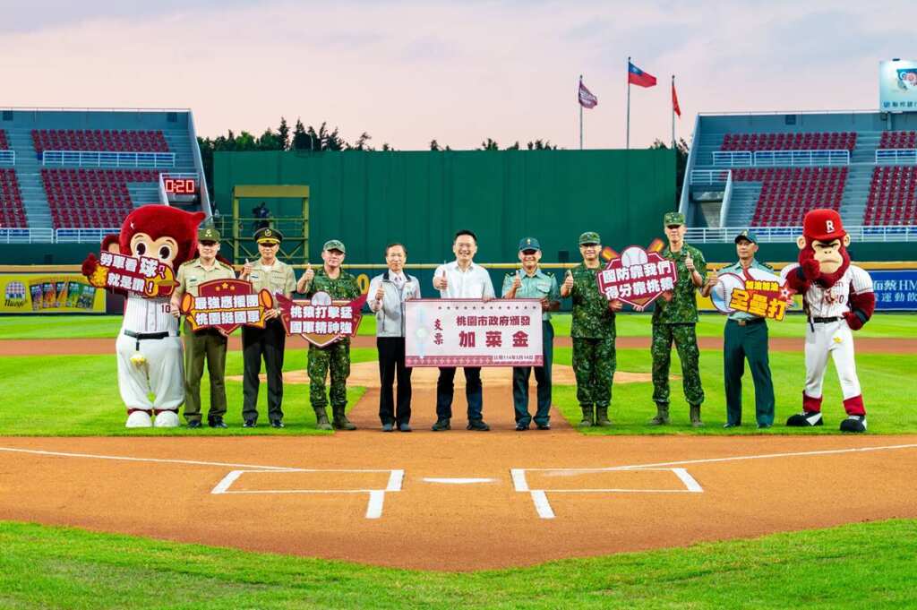 ▲桃園市副市長張蘇俊賓今日晚間前往樂天桃園棒球場,出席「114年端午節勞軍活動」。(桃園市政府提供)