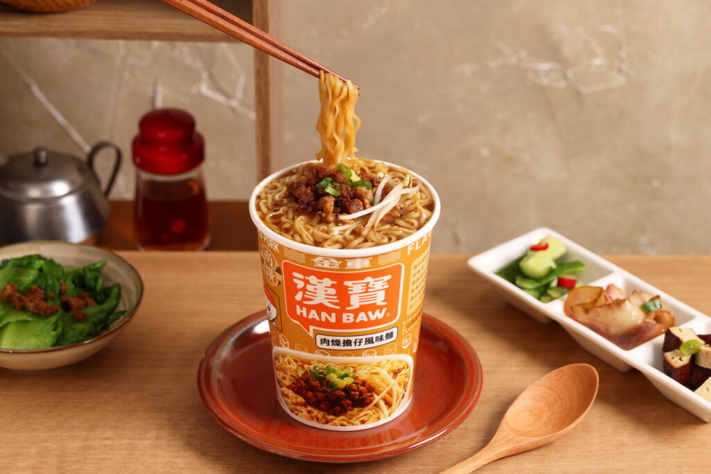 「肉燥擔仔風味麵」嚼勁麵條搭配特製秘汁肉燥與紅蔥頭,鹹香濃郁、不膩口。(圖片僅供參考,實際內容參見實物)