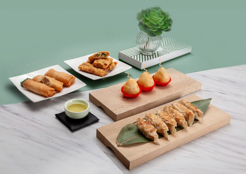 「三絲炸春捲」(左上,180元),外酥內嫩,口感分明。「鮮蝦腐皮捲」(右上,195元),酥香金黃、蝦香四溢。「葫蘆鹹水餃」(中,210元),造型似福氣小葫蘆,內餡融合豬絞肉、香菇、蘿蔔乾與蝦米,鹹香脆口、層次豐富。「雞汁煎鍋貼」(下,240元),底部香脆、肉餡飽滿多汁。圖 / 台北凱撒大飯店提供