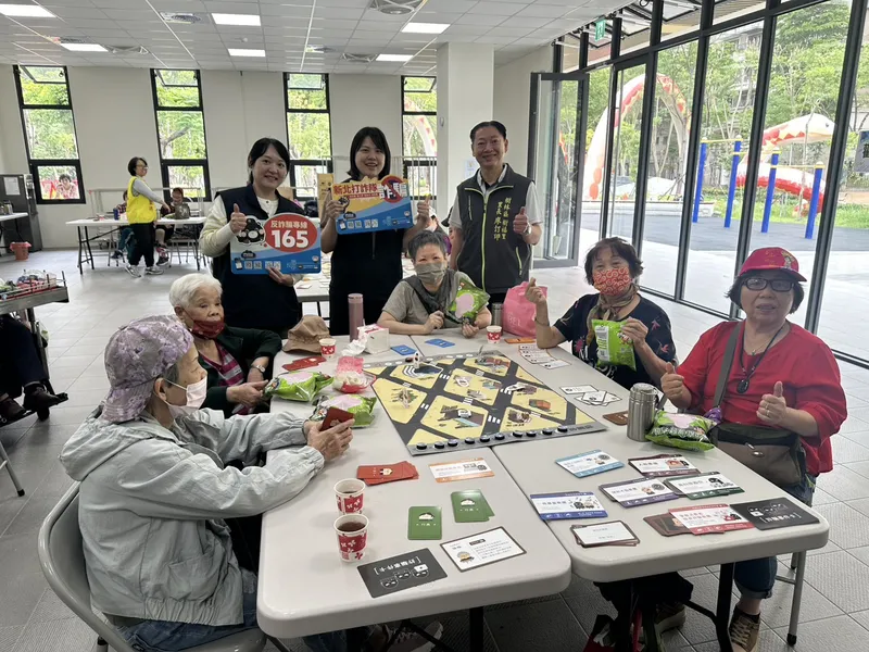 活動亦與經典國民零食「乖乖」跨界合作,推出限量版「乖乖反詐聯名包」。包裝設計採用空白臉譜概念,邀請長輩們發揮創意繪製