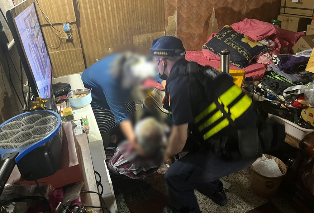 ▲圖說:坐輪椅的老翁在拿物品時不慎跌落在地,方姓妻子無力扶起,員警獲報趕往馳援 (圖/台中市政府 提供)