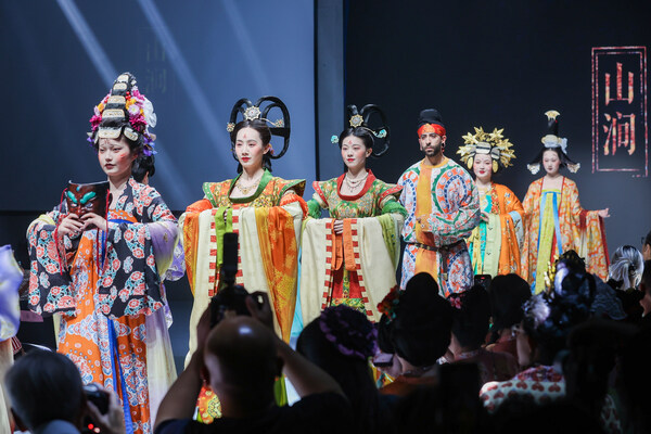 领略非遗之美:2025「国丝汉服月-天工霓裳」活动在中国丝绸博物馆启幕