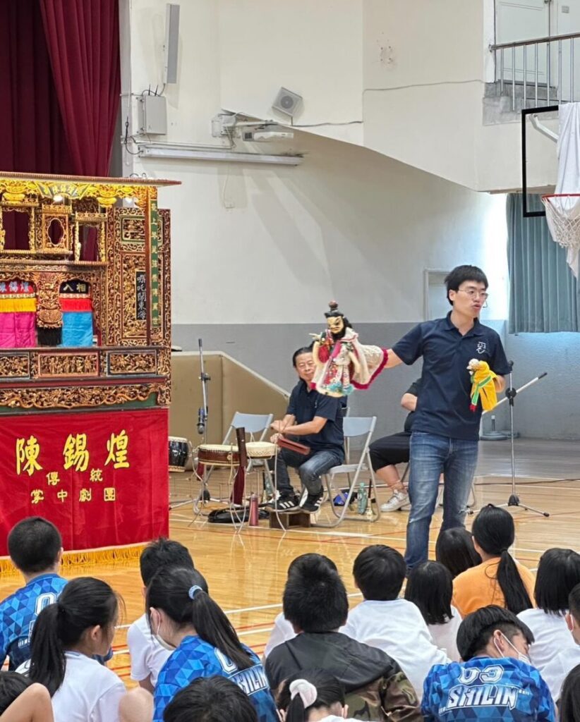 劇團為同學們帶來精彩的布袋戲教學。(許立丕提供)
