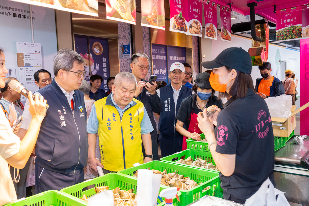 南門市場王詮國會長邀請臺北市政府李泰興秘書長在市場內巡禮。(圖/臺北市公有南門市場提供)