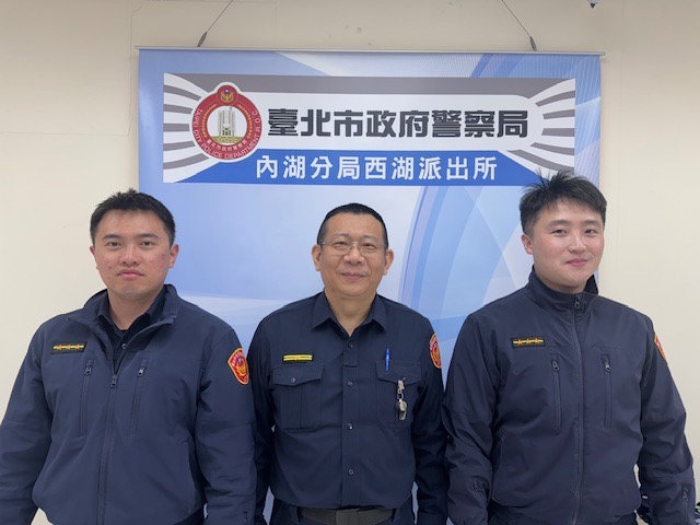 西湖派出所攔阻詐騙警員謝彥群(左)所長李昭毅(中)警員李文棟(右)。(記者薛秀蓮翻攝)
