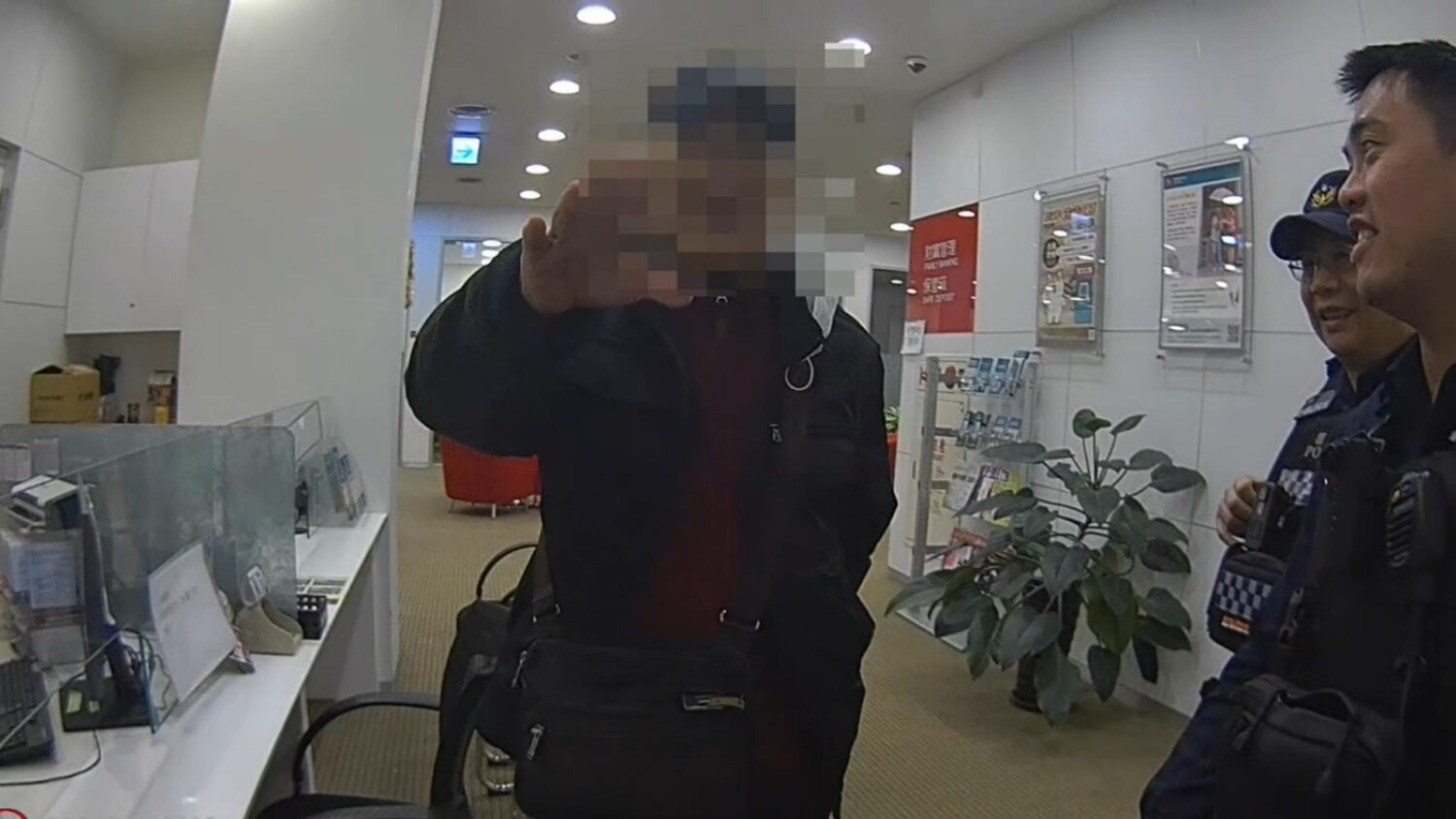 老翁非常感謝警方及時點醒網路交友詐騙手法。(記者薛秀蓮翻攝)