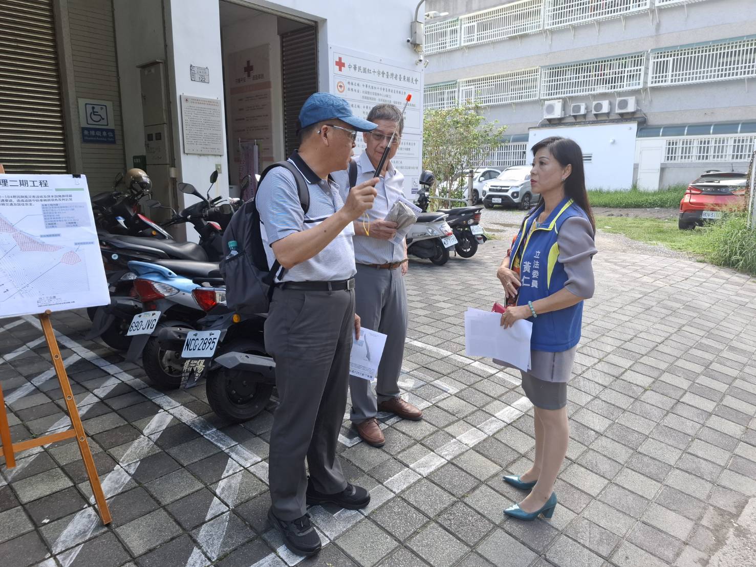 農業部台東林業署人員向黃仁夫人王春梅說明。(記者包克明 翻攝)