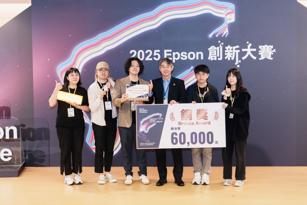 「2025 Epson創新大賽」優勝隊伍揭曉 創造列印發展新商機 3 ▲銅獎團隊「熊熊幹大事」結合紙模創作與AI影像生成。(圖/ 台灣愛普生科技提供)