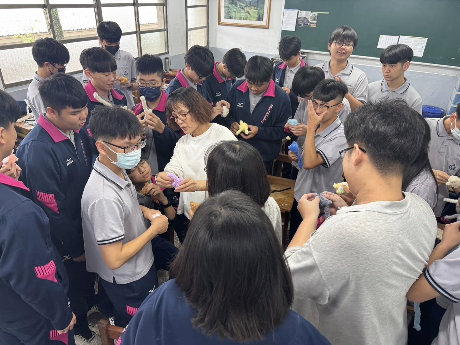 二信高中電機科統測後融入生命教育手作「扭扭棒狗狗」萌翻天 3 495683412 23986614360930516 8539568590985169034 n