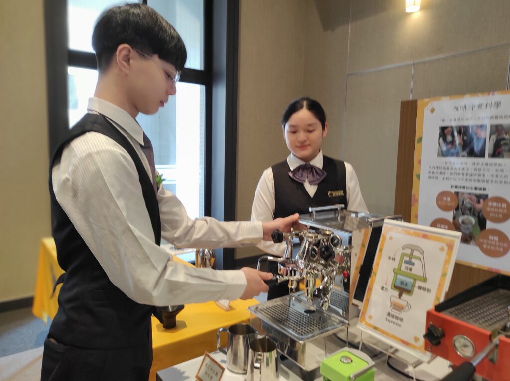 宏國德霖科大「桐花順」大秀餐旅實力,凱撒飯店連鎖搶人才「畢業即當主管」! 3 IMG 20250514 113027