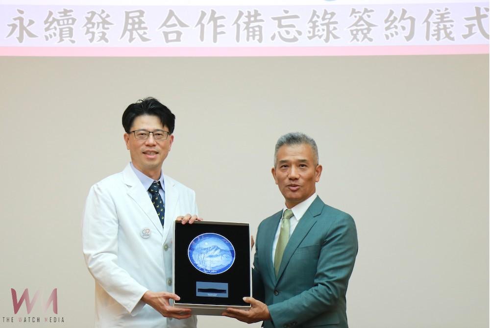 嘉基陳煒院長(左)與玉山銀行林隆政總經理(右)簽永續合作備忘。(圖/嘉基提供)