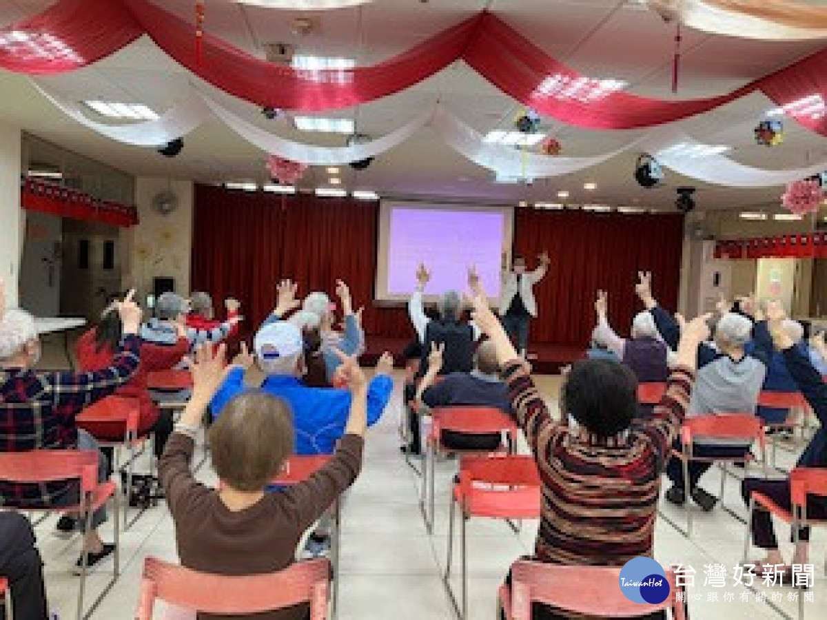 新竹榮家住民們跟著胡德綸心理師，做認知運動「雙手指操」。