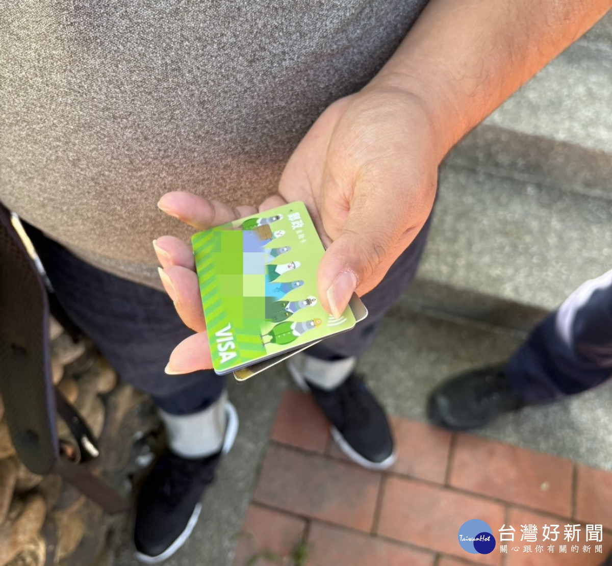 中壢警方查獲一名馬來西亞籍詐欺車手，起獲犯罪所得、金融卡、工作機與讀卡機等證物，成功斬斷詐團運作鏈條。
