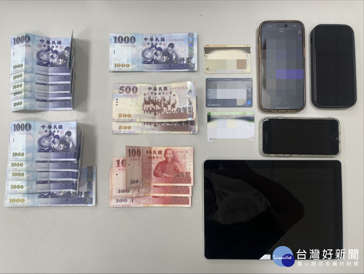 中壢警方查獲一名馬來西亞籍詐欺車手,起獲犯罪所得、金融卡、工作機與讀卡機等證物,成功斬斷詐團運作鏈條。