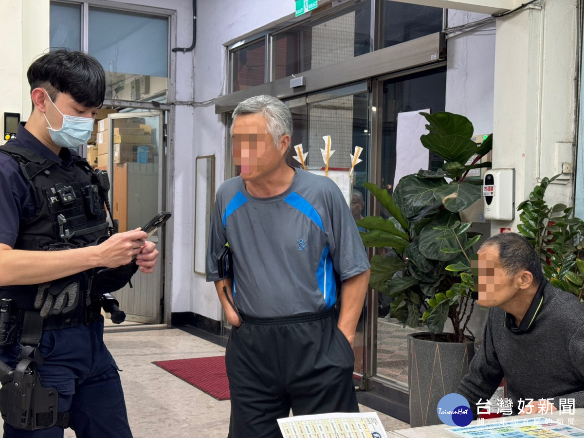 老翁巷弄內獨行迷途,警方積極協助平安返家。
