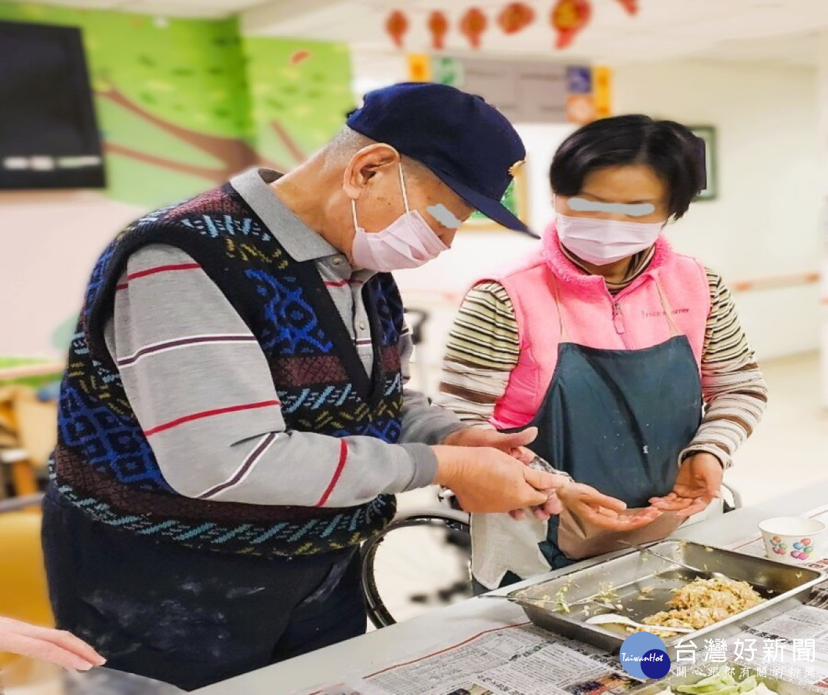 北榮桃園分院附設護理之家住民長輩指導工作同仁包水餃，展現豐富的生活經驗與巧手