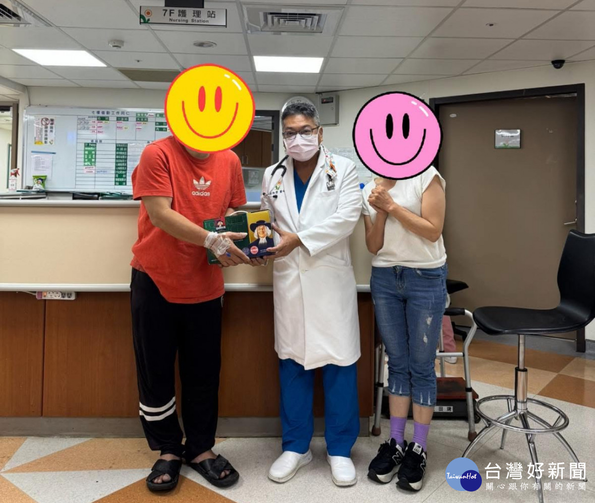 心臟科陳炳榮醫師與病患及家屬。
