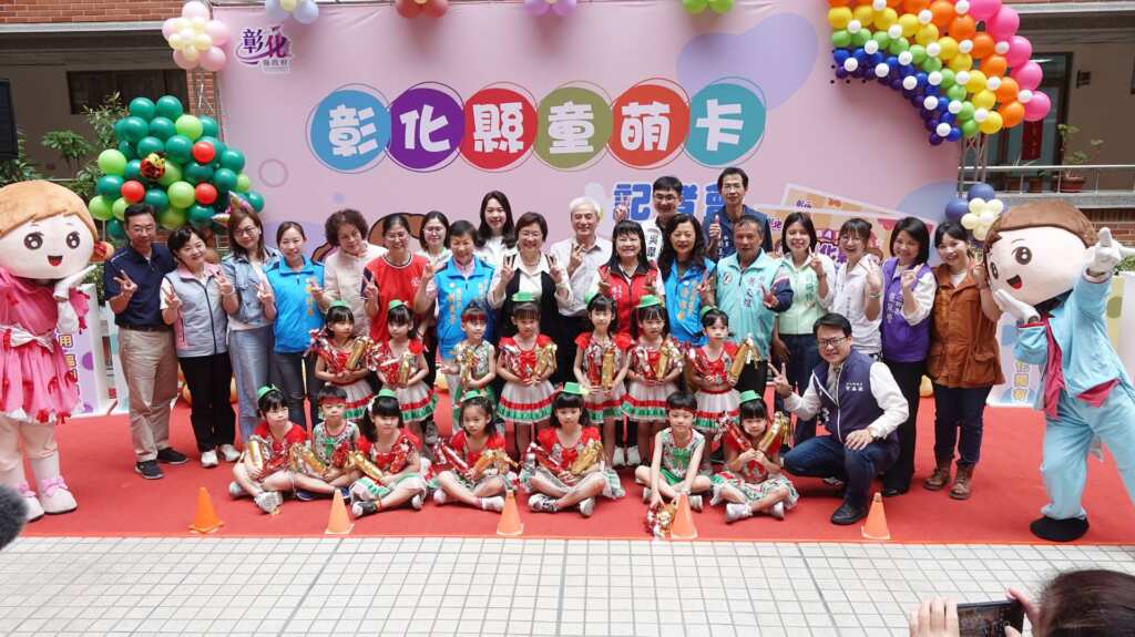 ▲彰化縣政府今年全國首創推出「童萌卡」，每卡1萬點(元)可到特約店家購買相關嬰幼兒商品，預估發放2萬3千餘人。（記者林明佑攝）