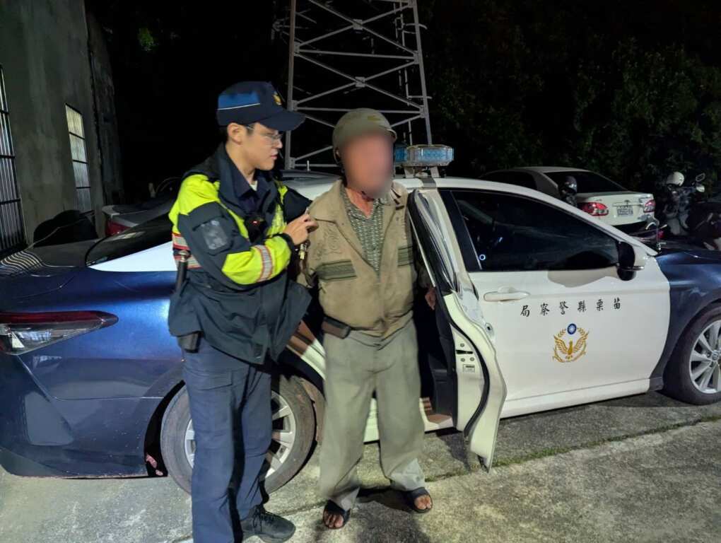 ▲高齡騎士誤闖台61線,警民合作安全護送。(苗栗縣警察局提供)