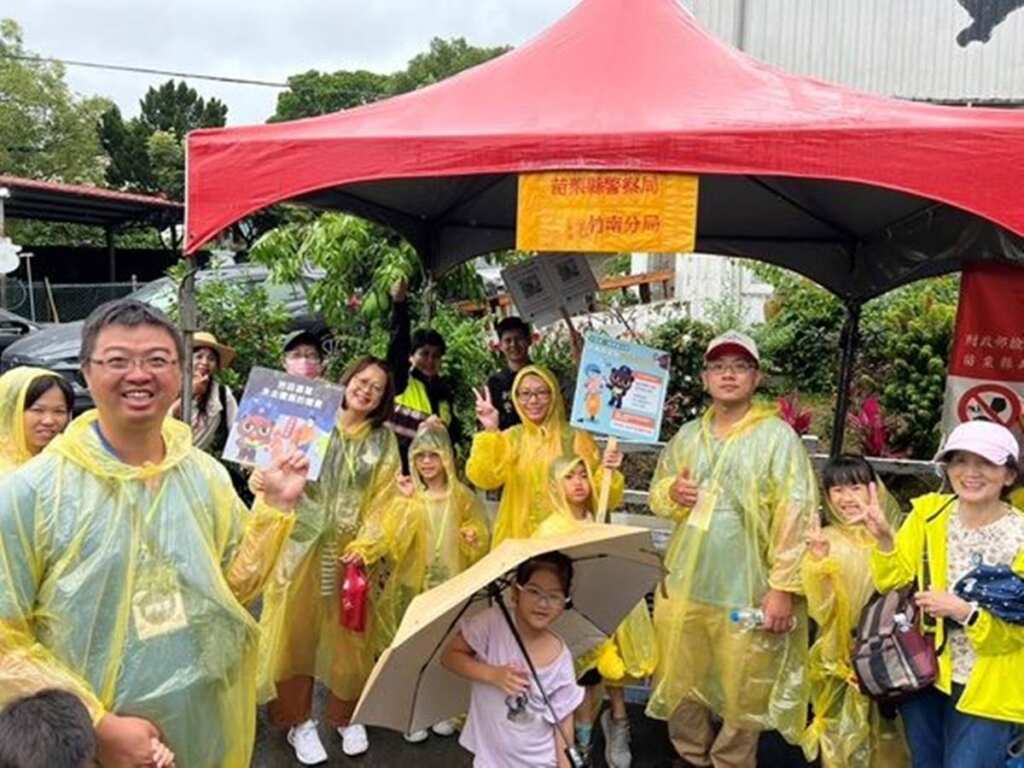 ▲苗栗造橋南瓜季熱鬧登場,竹南警積極規劃交通疏導並同步推動交通安全宣導活動,宣導重點為「防制酒後駕車」與「不無照駕駛」。(苗栗縣警察局提供)