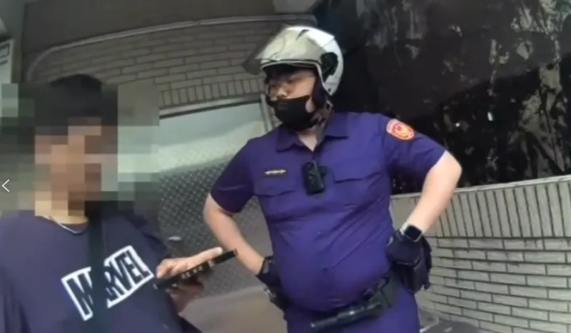 犯嫌疑似將失竊物品正在轉售,隨即佯裝買家私訊對方,員警進入巷內將犯嫌逮捕