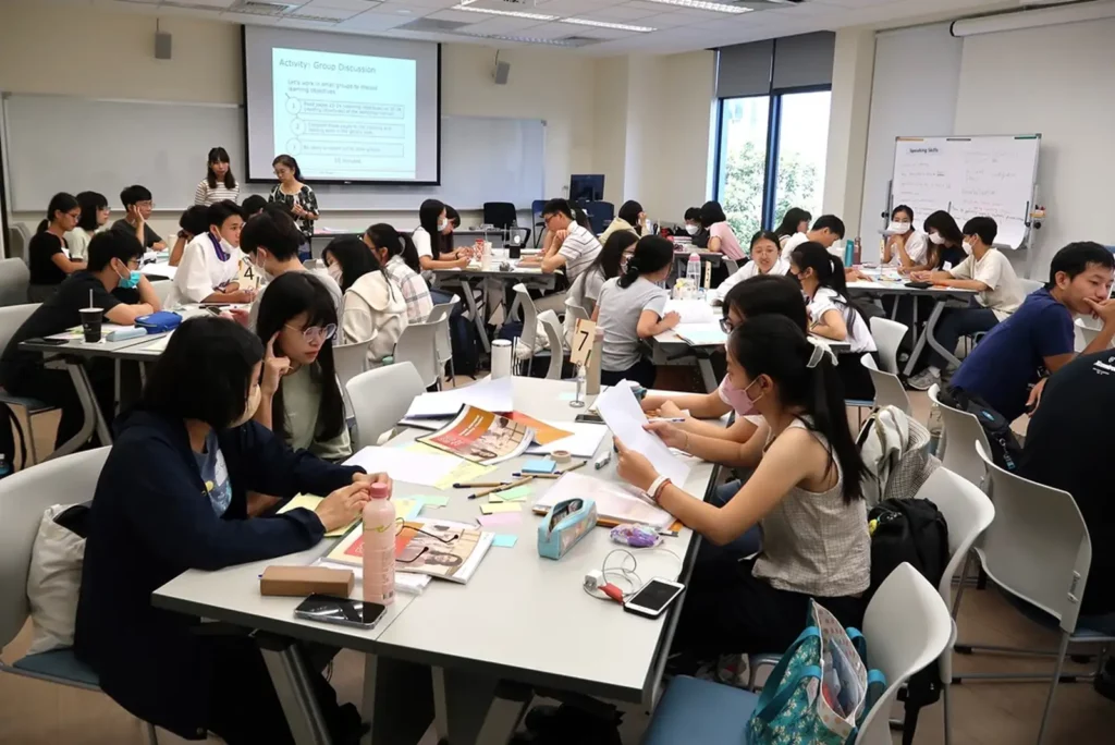 透過分組討論,ETS英語試題專業工作坊打造生動有趣的課程,提高學習動能。(圖/忠欣公司提供)