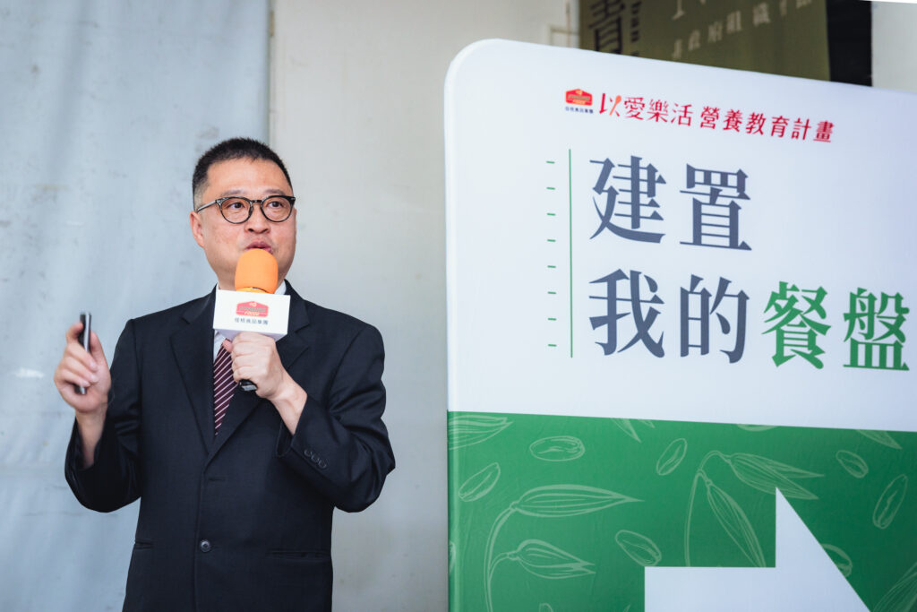 長庚科技大學保健營養系教授營養師許青雲分享適合樂齡族的餐盤飲食營養原則，提供長者專業營養知識。