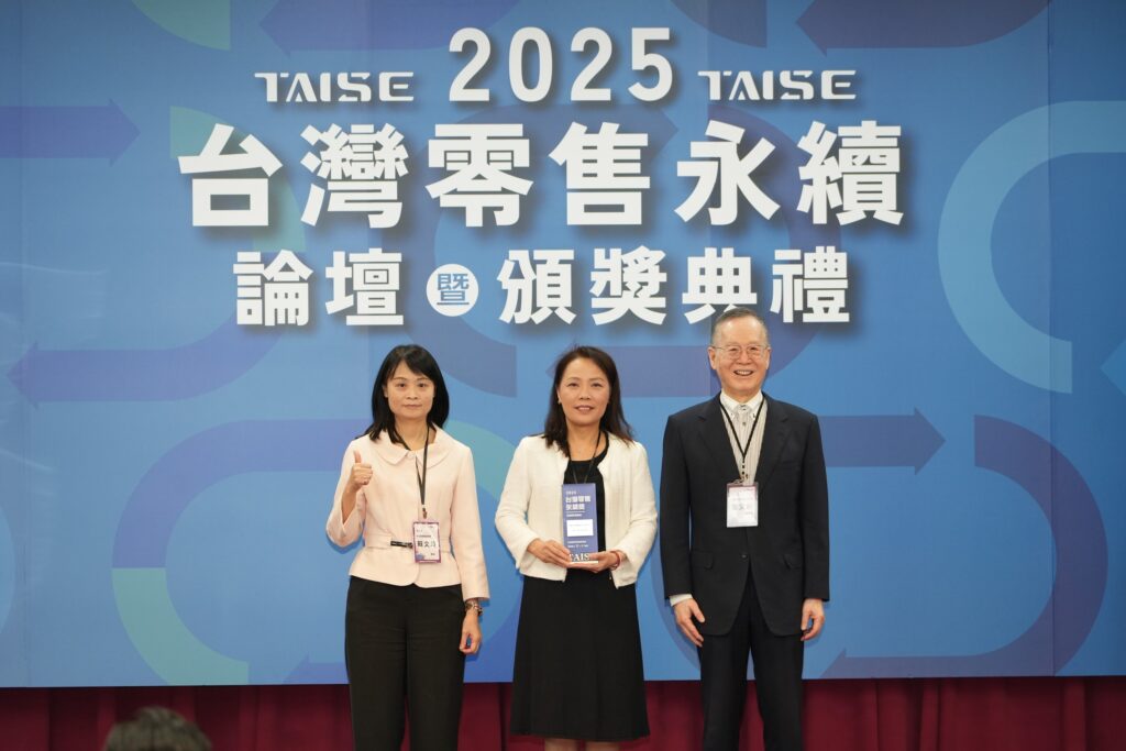 iFG遠雄廣場獲TCSA顧客永續行動獎,曾玉鳳總經理(中)出席領獎。