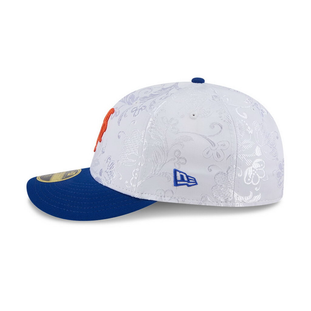 59FIFTY® LOW PROFILE帽身上鋪陳銀白色植物花卉刺繡圖騰。