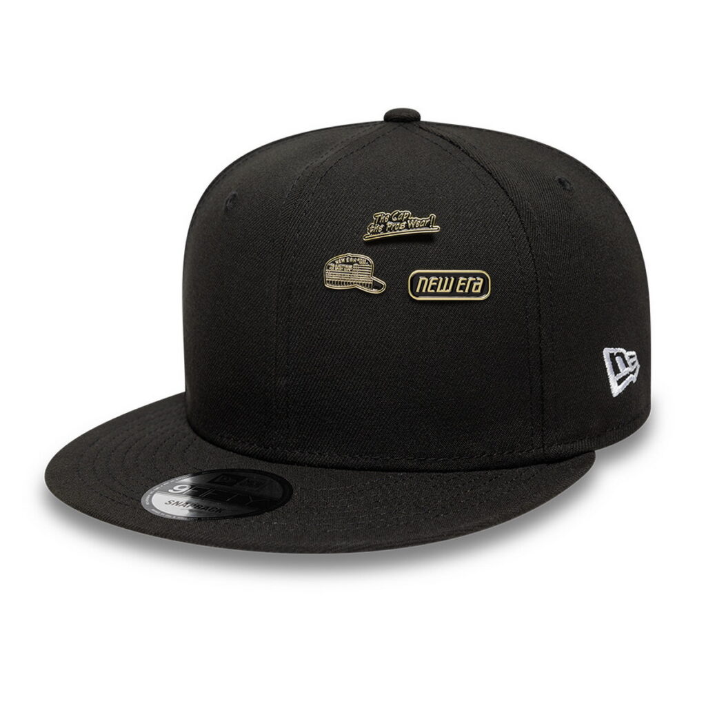 NEW ERA推出風格金屬徽章,延續 59FIFTY®的標誌性元素設計,涵蓋經典金標、品牌 LOGO、The Cap the Pros Wear 字樣。
