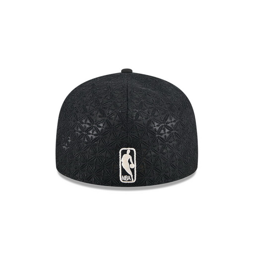 59FIFTY® A-FRAME後半段帽身運用黑色菱格網狀蕾絲材質拼接,具透氣性同時帶來層次豐富的視覺效果。