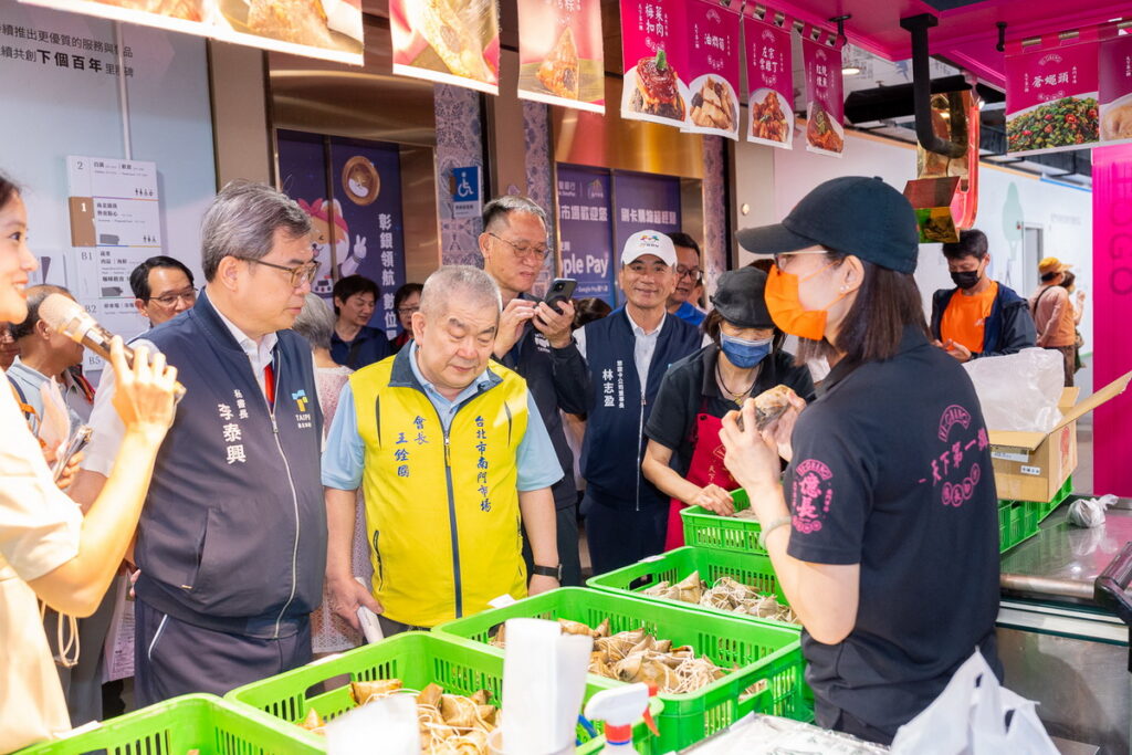 南門市場王銓國會長邀請臺北市政府李泰興秘書長在市場內巡禮