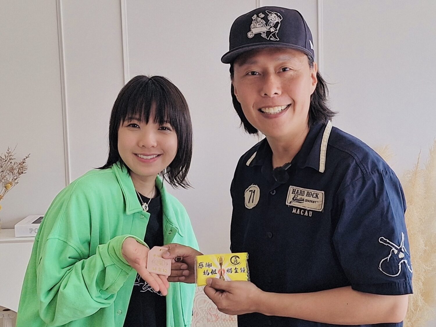 張啟樂把自製內藏拱天宮平安符的結緣品送給鍾雪瑩,祈求媽祖保佑她再得金馬獎。(圖/台味超有港 提供)