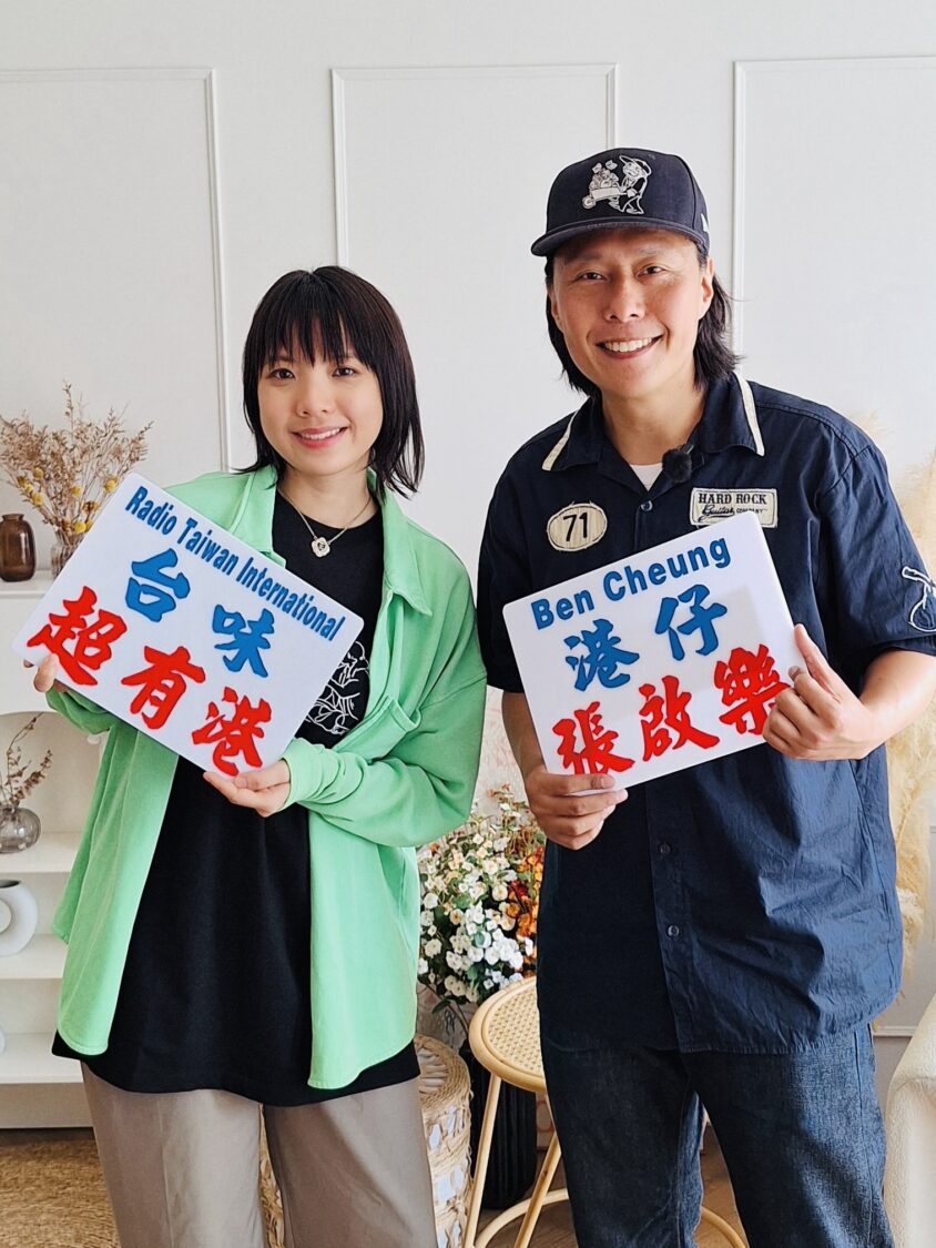 鍾雪瑩(左)和張啟樂(右)都愛把皮蛋豆腐攪拌一起吃。(圖/台味超有港 提供)