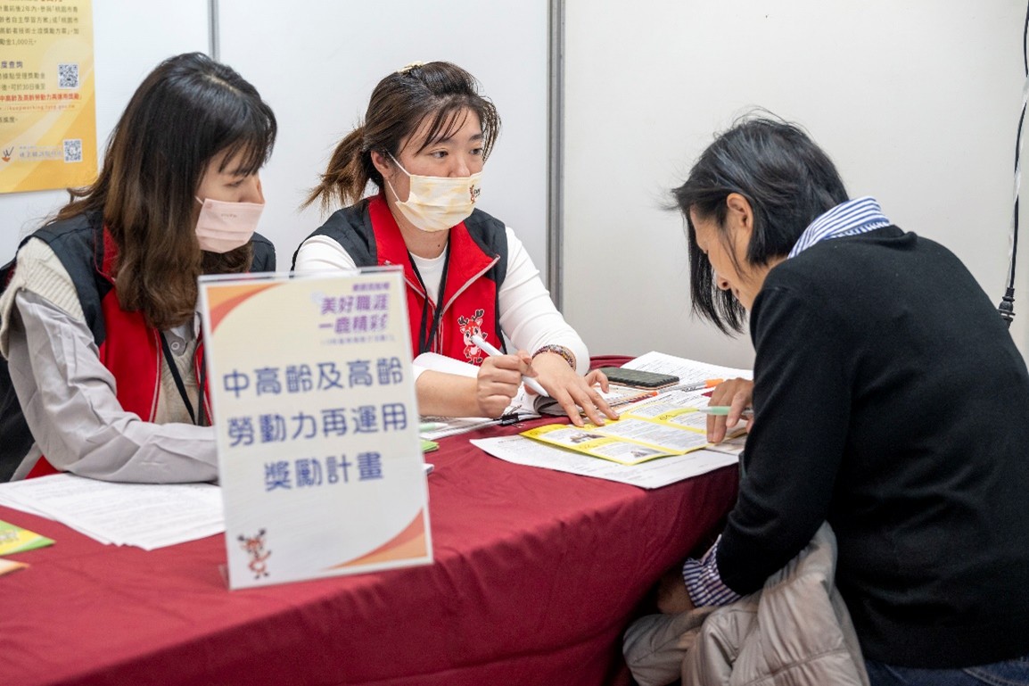 桃園市今年首度開辦《114年度中高齡者暨高齡者友善企業認證》計畫,鼓勵桃園市企業共同建構友善環境,為中高齡人才創造更多元就業機會。(圖/桃園市政府就業職訓服務處提供)