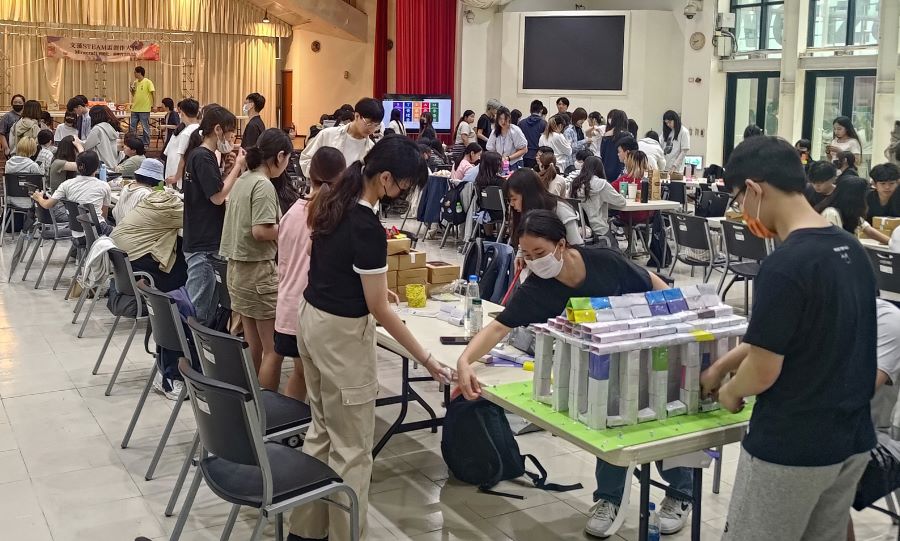 ▲文藻STEAM盃競賽學生以數學幾何將虛擬建築化為實體,展現創意與團隊合作。