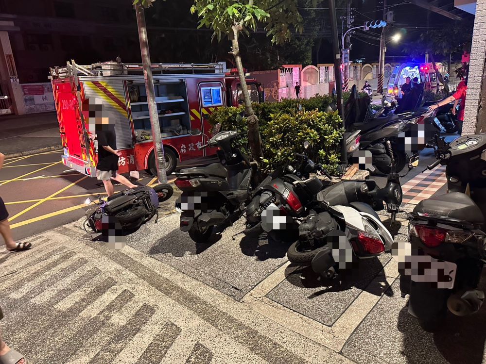 車輛失控暴衝 波及6車駕駛輕傷 1 《圖說》板橋失控暴衝事件波及路旁的四部機車。〈海山分局提供〉