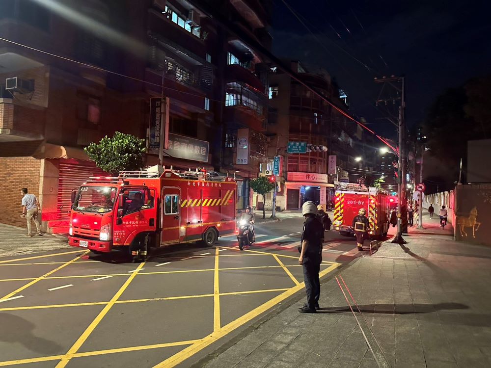 車輛失控暴衝 波及6車駕駛輕傷 2 《圖說》警消現場處理。〈海山分局提供〉