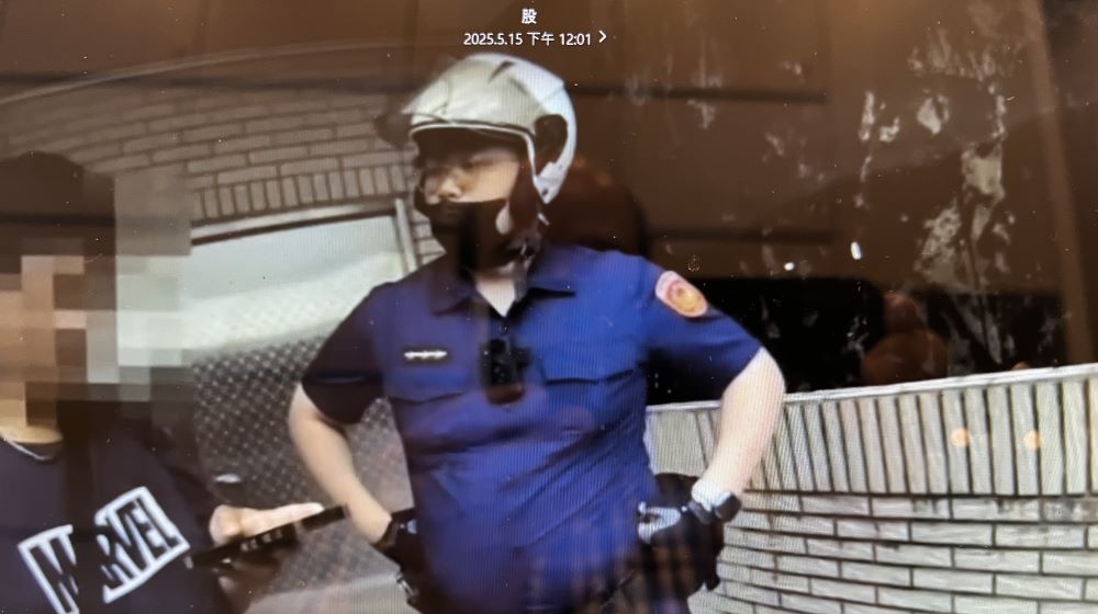 「秀」贓物平台販售 土城警埋伏逮通緝犯 2 《圖說》員警查證犯嫌身分。〈土城分局提供〉